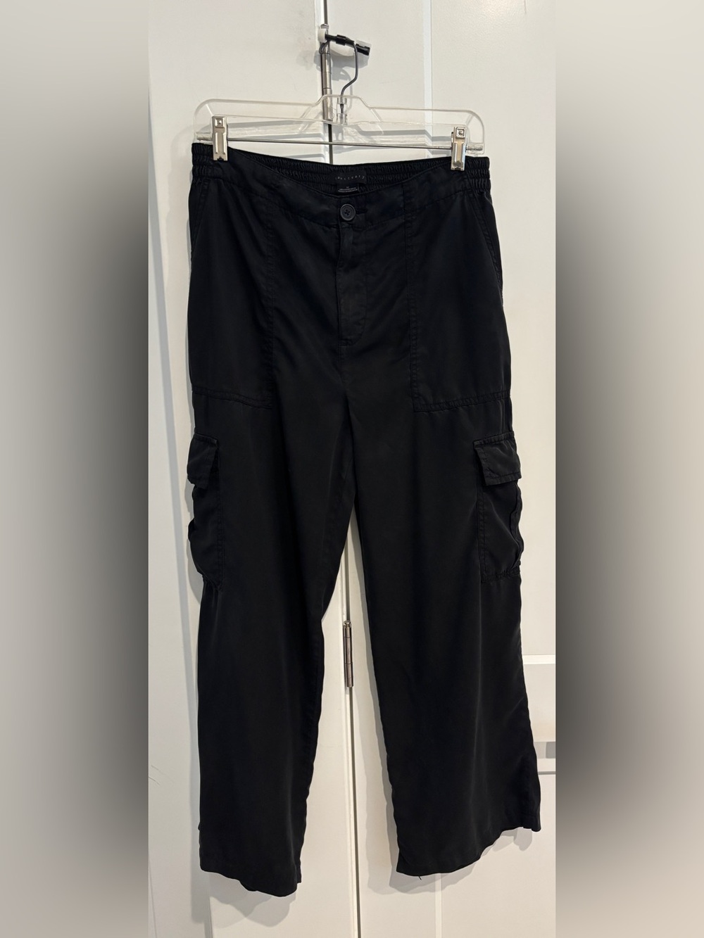 Sanctuary Women’s Black Boyfriend Cargo Pants. Size M